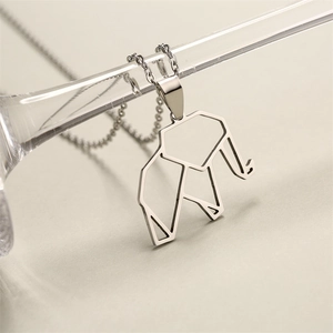 Gros plan d'un collier en acier inoxydable argenté avec pendentif éléphant géométrique