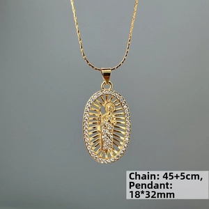 Détail macro du pendentif Saint Jude doré avec zircons et chaîne de 45cm
