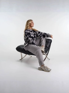 Oversized Damen-Strickpullover im Color-Block-Design mit grauer Strickhose im lässigen Stil