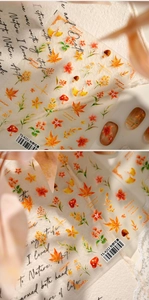 Detalle de pegatinas de uñas de acuarela otoñales con diseños de hojas de arce y setas