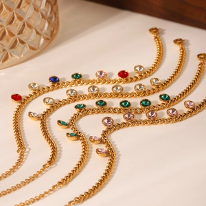 Bracelet chaîne en or élégant avec zircons colorés et détail de pompon délicat