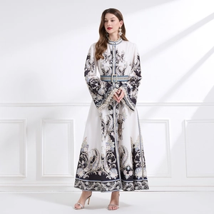 Robe longue vintage style palais à manches longues avec col montant et ceinture à boucle métal