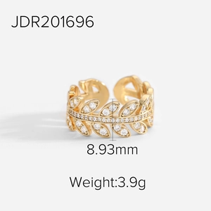 Detailed view of 18K gold leaf ring with cubic zirconia, width 8.93mm, weight 3.9g