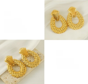 Détails des boucles d'oreilles dorées avec vagues en éventail et texture diamantée mate