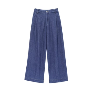 Pantaloni larghi in denim blu scuro da donna con vita alta e bottone in metallo su sfondo bianco