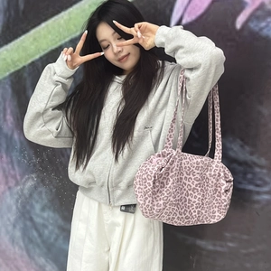 Borsa tote con stampa leopardata rosa abbinata a felpa grigia per un look urbano