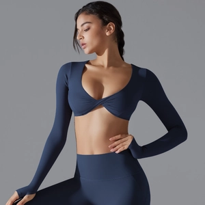 Dettaglio del top yoga blu navy con nodo a V e polsini con foro per il pollice