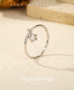 Detailaufnahme eines S925 Sterlingsilberrings mit einem hängenden Sternanhänger und Kristallen