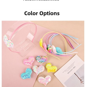 Détail de serre-têtes colorés pour enfants avec des cœurs brillants en paillettes