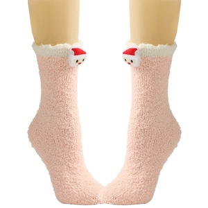 Detail von rosa Korallenvlies Weihnachtssocken mit 3D Weihnachtsmann und weißem Plüschrand
