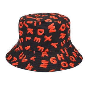 Vue détaillée du chapeau bob noir avec imprimé lettres 3D rouges et coutures renforcées