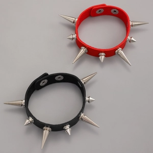 Nahaufnahme von Punk-Lederarmbändern mit Metallstacheln in Rot und Schwarz
