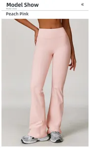 Gros plan sur le legging évasé taille haute rose pêche montrant la texture du tissu