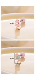 Dettaglio che mostra orecchini cuore serpente rosa dimensioni 0,7 cm per 0,42 cm