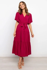 Vestido magenta con cuello en V, manga corta, cinturón ajustable y falda plisada