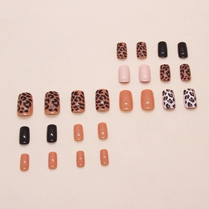 Kit de faux ongles imprimé léopard avec finitions brillantes noires et nues