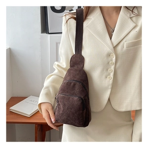 Detailansicht der dunkelbraunen Cord-Gürteltasche am Model in minimalistischem Design
