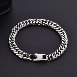 Bracciale a catena cubana in acciaio inossidabile lucido con chiusura a moschettone su nero
