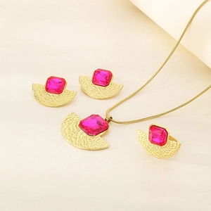 Dettaglio di set gioielli placcati oro 18K con finitura martellata e gemma rosa vivace