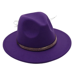 Détail d'un chapeau fedora en laine violette avec ruban décoratif orné de perles