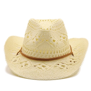 Cappello da cowboy in paglia intrecciata avorio con motivi traforati e cordino marrone