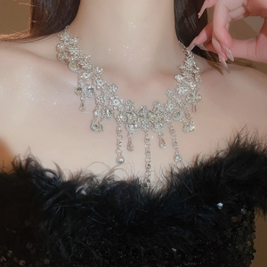 Gros plan du collier à pampilles argenté avec cristaux étincelants sur le cou du mannequin