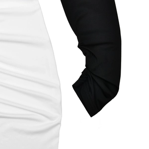 Détail de la robe bicolore noir et blanc montrant le tissu plissé et les poignets élastiques