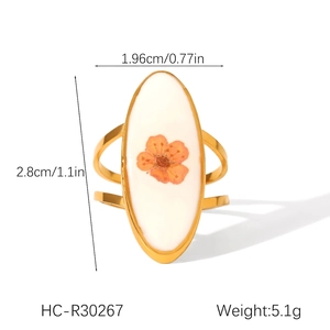 Detail shot of the vintage 18K gold stainless steel ring with dried flower inlay