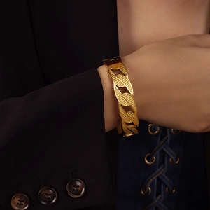 Hepburn style layered geometric chain bangle with textured gold-plated titanium steel finish