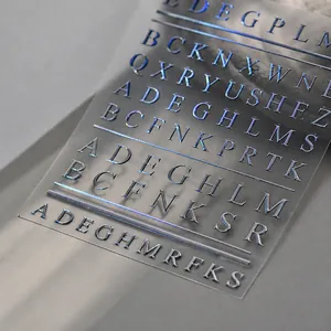 Macro di adesivi per unghie con lettere argento olografico e texture 3D a rilievo