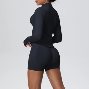 Vue latérale détaillée du short de fitness noir taille haute et du haut moulant long