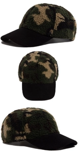 Dettaglio cappello mimetico in lana d'agnello con visiera nera in maglia a costine