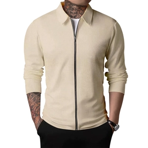 Détail de la veste polo beige gaufrée pour hommes avec fermeture éclair et revers