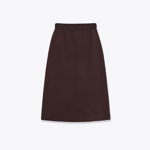 Dettaglio della gonna a trapezio in maglia marrone caffè con vita alta elastica