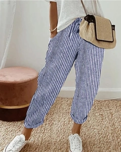 Detail van blauw gestreepte casual broek met elastische tailleband en losse pasvorm
