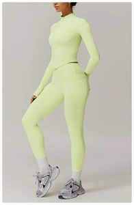 Vue détaillée d'un ensemble de yoga jaune fluo avec haut zippé et legging à taille haute