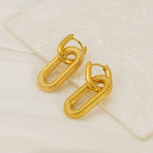 Gros plan de boucles d'oreilles ovales vintage plaquées or 18 carats à texture filetée