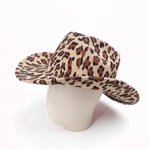 Détail d'un chapeau de cowboy léopard avec couronne pincée classique et large bord roulé