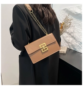 Détail du sac bandoulière en similicuir marron avec fermoir doré sur modèle