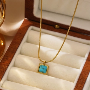 Collier chaîne serpent en acier titane doré avec pendentif turquoise carré en bois