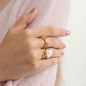 Bague élégante en perles dorées en forme de cœur avec anneau ciselé ajouré