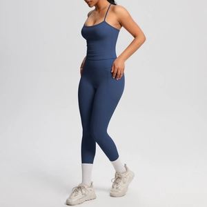 Détail de l'ensemble de yoga bleu marine montrant les poches latérales du legging
