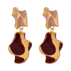 Orecchini dorati con design geometrico astratto in smalto viola e bordeaux di tendenza