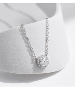 Détail du pendentif moissanite 1 carat avec halo de diamants sur chaîne argent S925