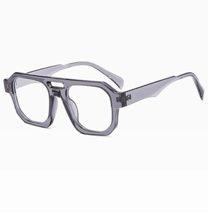 Dettaglio di occhiali da sole quadrati grigio fumo con design a doppio ponte alla moda