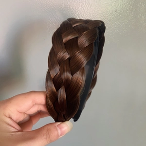 Vista detallada de una diadema trenzada ancha, cinta para el pelo de pelo sintetico marron mujer.