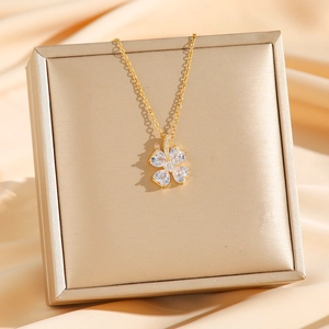 Collier trèfle à quatre feuilles en acier titane doré avec gemmes cœur et écrin bijoux