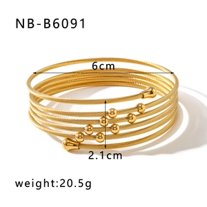 Dettaglio del bracciale multistrato in filo ritorto dorato con perline e misure