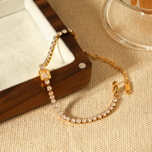 Bracelet élégant en acier inoxydable doré 18K avec zircons sur un coffret cadeau