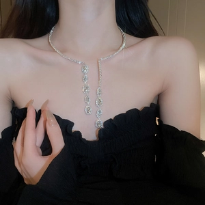 Detail der silbernen Choker-Halskette mit Zirkon-Quasten am Ausschnitt des Models